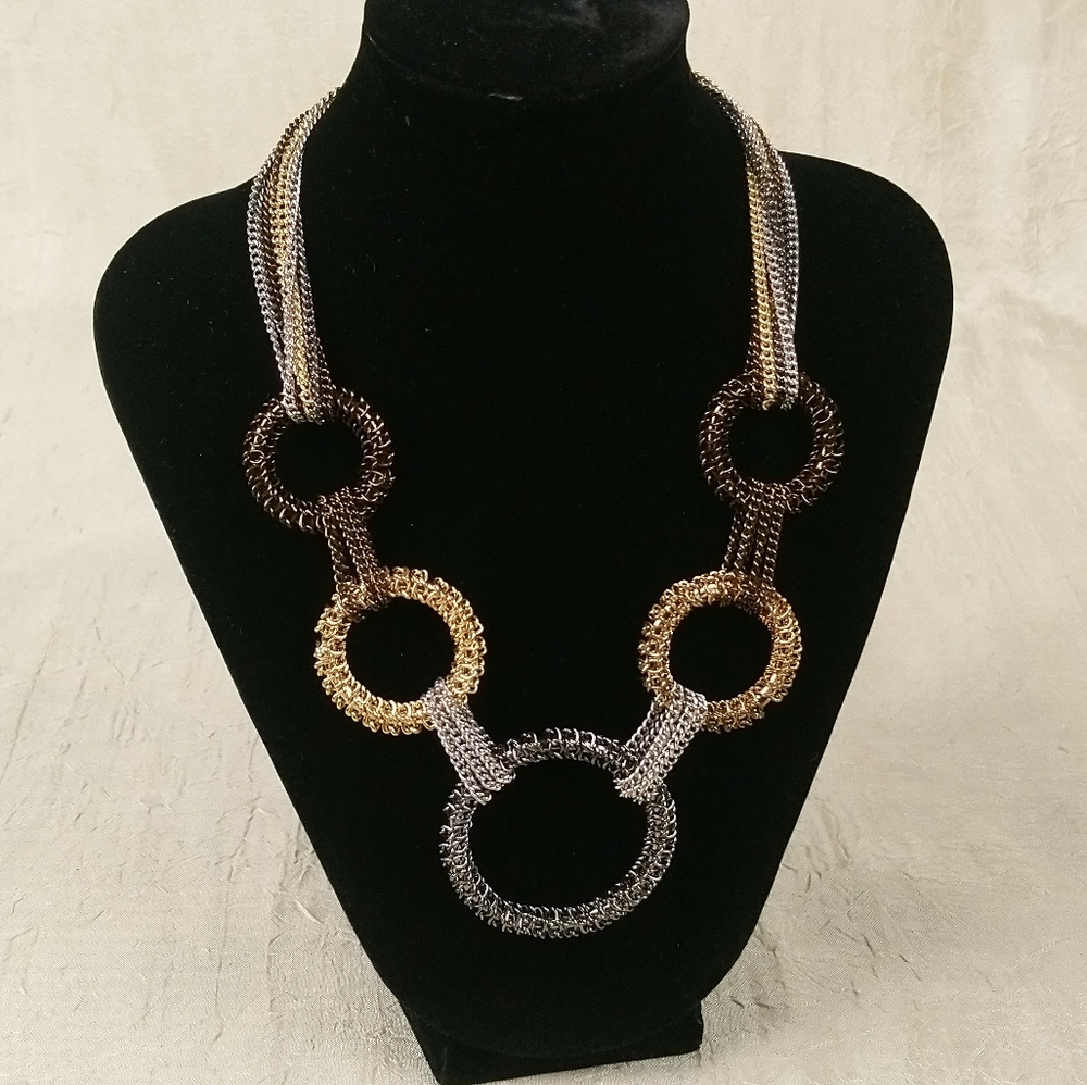 Daisy Fuentes Gold Tone Choker.